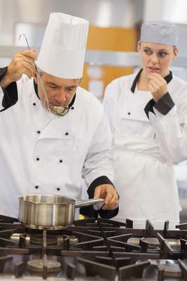 1. Todos os pratos contém saliva do chef, que experimenta os pratos com uma colher