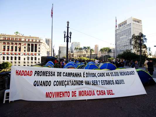 15 de julho - Manifestantes cobram o prefeito por novas moradias