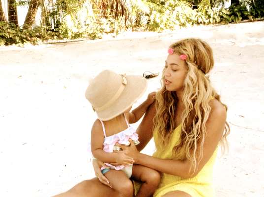 De férias, Beyoncé postou fotos de suas férias ao lado da filha Blue Ivy, de 1 ano e 7 meses, fruto do casamento com o rapper Jay-Z