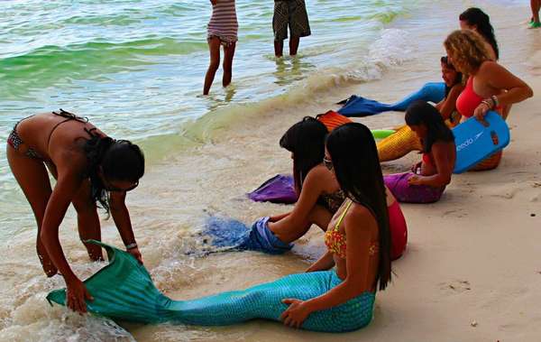 La Philippine Mermaid Swimming Academy vuelve realidad la fantasía de miles de jóvenes y niñas: sumergirse en el mundo mítico de las sirenas.