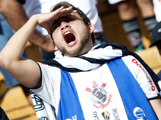 A torcida do Corinthians levou mais de 35 mil torcedores para o Pacaembu, em um dos maiores públicos da equipe alvinegra no ano, mas não foi capaz de evitar a derrota do clube de Parque São Jorge para o Atlético-MG, por 1 a 0, no último domingo, pela sétima rodada do Campeonato Brasileiro. Corintianos de todos os tipos e gerações deram brilho ao estádio paulista, mas saíram frustados com o resultado, que deixa o clube distante dos líderes; veja: