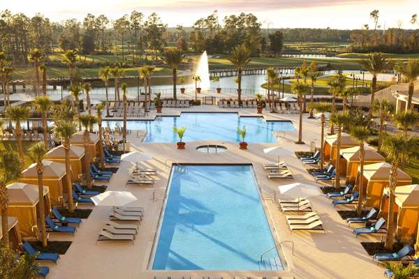 Não insista num hotel DisneyExistem algumas vantagens em se hospedar em um dos 23 hotéis administrados pela Disney, como estacionamento gratuito nos parques e transporte do hotel até outras áreas do resort. Mas, ao se hospedar fora do complexo, é possível pagar menos por mais qualidade. A poucos passos de Epcot Center, o Waldorf Astoria Orlando foi inaugurado em 2009 e oferece instalações de luxo com preços até R$ 200 mais baixos do que no Grand Floridian, hotel de alta gama da Disney