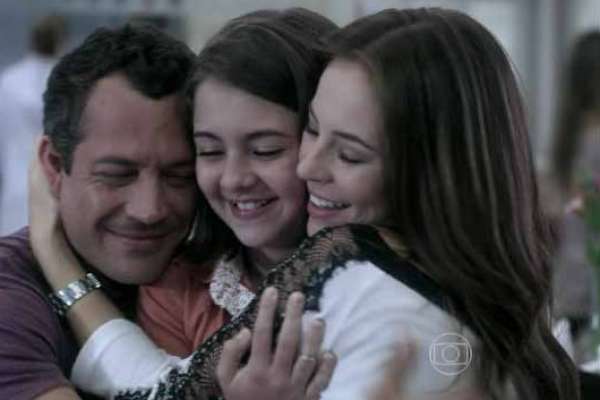 A blusa de linho com renda de lurex preta da Paloma (Paolla Oliveira), de Amor à Vida, ficou em primeiro lugar no ranking dos figurinos mais pedidos de junho. É da Letage, mas não está mais à venda. Informações: (11) 2476-7186