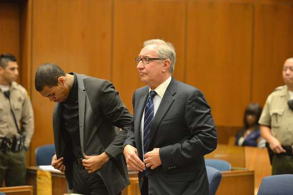 O rapper Chris Brown ao lado de seu advogado, Mark Geragow, durante audiência que revogou temporariamente sua liberdade condicional, nesta segunda-feira (15), em tribunal do Condado de Los Angeles, na Califórnia; se confirmada a pena, rapper pode ser condenado a quatro anos de prisão, em agosto