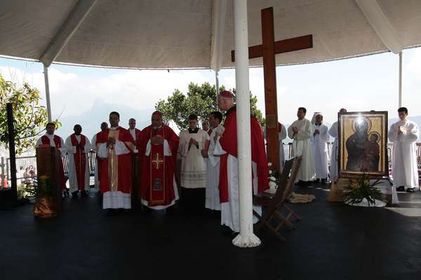 O arcebispo do Rio de Janeiro, dom Orani Tempesta, celebra missa na manhã desta quarta-feira no Pão de Açúcar, no Rio de Janeiro, durante passagem da cruz da Jornada Mundial da Juventude (JMJ)