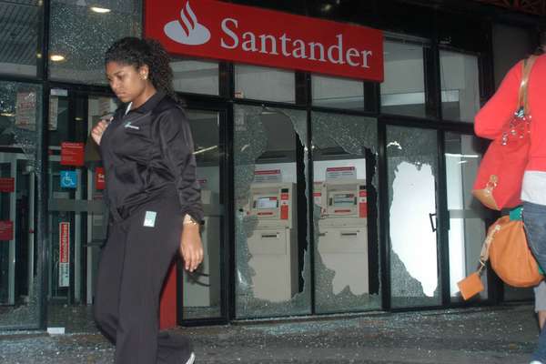 Rio de Janeiro amanheceu nesta quinta-feira com os sinais dos estragos causados durante protesto no Leblon, zona sul da cidade
