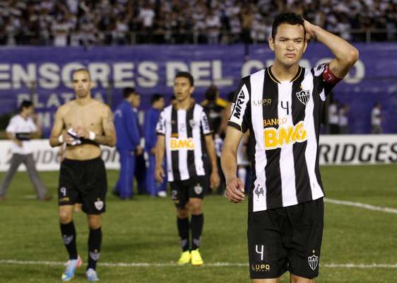 Jogando em Assunção, o Atlético-MG não resistiu à pressão do Olimpia e levou 2 a 0 na partida de ida da final da Copa Libertadores