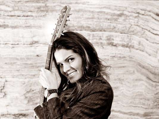 Nova aposta da música sertaneja, Suellen Santos recebeu, na segunda-feira (15), o Terra para entrevista em sua casa, localizada em bairro nobre da zona oeste da Grande São Paulo, para promover seu primeiro DVD, batizado de 'Suellen Santos Ao Vivo'
