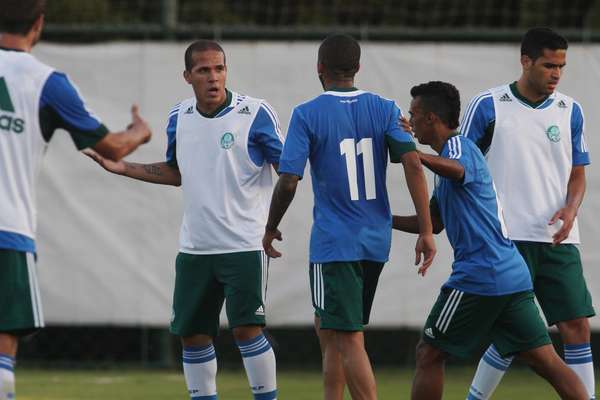 Uma entrada dura de Wesley em Ronny quase causou briga durante treinamento do Palmeiras nesta quinta-feira; veja
