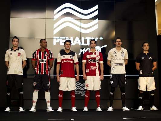 A Penalty lançou nesta sexta-feira, Dia Nacional do Futebol, novos uniformes de sete clubes brasileiros, patrocinados pela marca de material esportivo: Ceará, Figueirense, Náutico, Santa Cruz, São Paulo, Vasco e Vitória