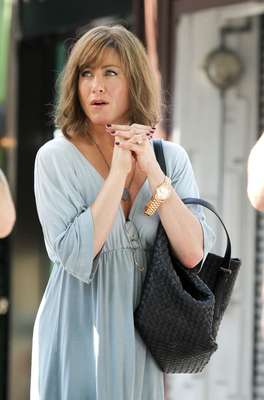 Jennifer Aniston, 44 anos, apareceu com uma peruca de cabelos castanhos na quarta-feira (17), no set de filmagem de seu próximo filme, 'Squirrels to the Nuts', em Nova York, nos Estados Unidos