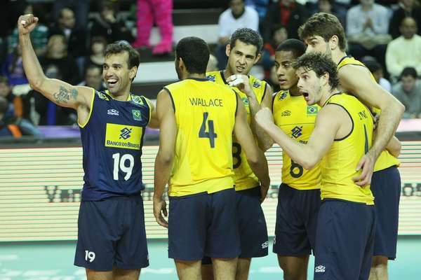 Antes ameaçada de eliminação, a Seleção Brasileira fez um bom jogo contra o Canadá, venceu por 3 sets 0 e conseguiu se classificar sem sustos para a semifinal da Liga Mundial