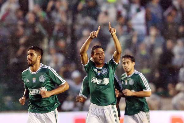 O Palmeiras teve dificuldade, mas venceu de virada o Figueirense por 3 a 2 neste sábado, em Florianópolis, e assumiu a liderança da Série B do Campeonato Brasileiro nesta nona rodada