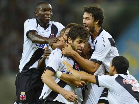 O Vasco ficou com um a mais depois da expulsão de Fred e soube aproveitar isso. Com brilho do experiente Juninho, o time cruzmaltino venceu por 3 a 1 e saiu da zona de rebaixamento com uma grande vitória no novo Maracanã