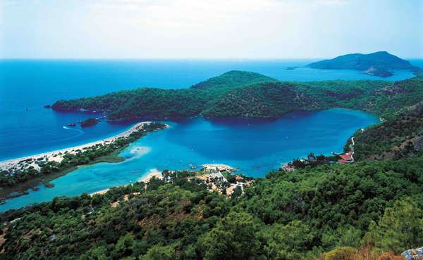 1. Oludeniz, TurquiaPequeno vilarejo de frente para o Mar Egeu, Oludeniz oferece um espetáculo fascinante com suas águas com diferentes tons de azul frente à areia branca das praias