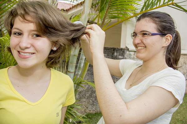 Com o cabelo cortado, Maria Manuela brinca com a irmã Júlia que vai acompanhá-la no encontro com o Papa Francisco