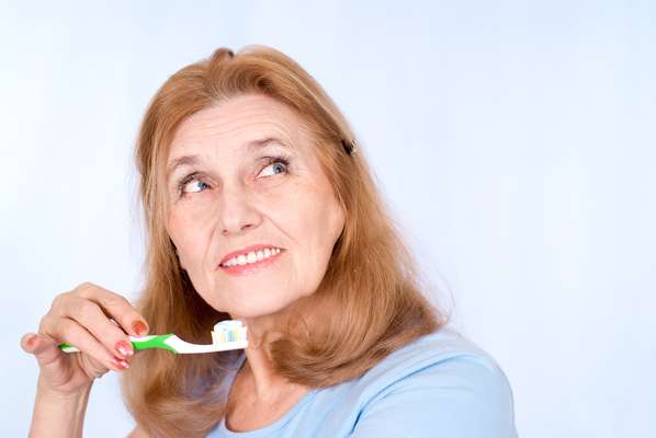 Aunque muchas personas piensan que es normal el sangrado de las encías al cepillarse los dientes, esto puede ser un indicativo de enfermedades bucales.