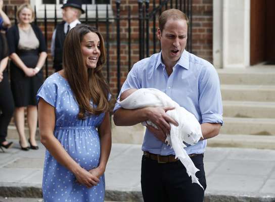 Los duques de Cambridge, Guillermo y Catalina, salieron hoy del hospital Saint Mary de Londres con su primer hijo, tercero en la línea de sucesión al trono británico, que recibe el tratamiento de Su Alteza Real, el príncipe de Cambridge.
