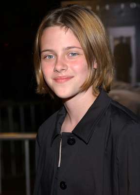 Kristen Stewart começou a carreira aos 9 anos de idade e já estrou filmes que de grande sucesso entre o público jovem, como a franquia da Saga Crepúsculo. Na vida pessoal, se envolveu com um colega de elenco e viu uma traição ir à público, acabando com seu romance. Na foto, Kristen na première de 'Quarto do Pânico'