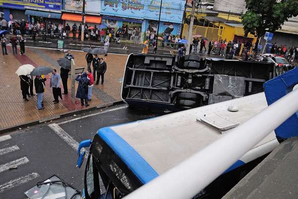 O ônibus caiu do viaduto na manhã desta terça