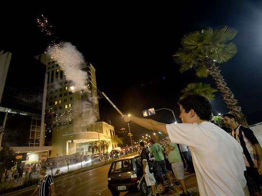 Com fogos de artifício, centenas de atleticanos se reuniram na frente do Hotel Caesar Business, em Belo Horizonte, para tentar tirar o sono dos jogadores do Olimpia às vésperas da decisão da Libertadores