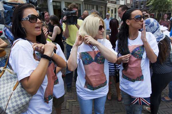 Garotas de programa protestam contra o fechamento dos barcos de prostituição em frente à prefeitura de Utrecht, na Holanda. As autoridades locais decidiram paralisar a operação das atividades após um juiz local envolver uma das empresas operadoras em um caso de tráfico humano. Mais de 200 mulheres podem ficar sem trabalho