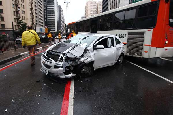 O acidente aconteceu na manhã desta sexta, na pista sentido Paraíso da avenida Paulista