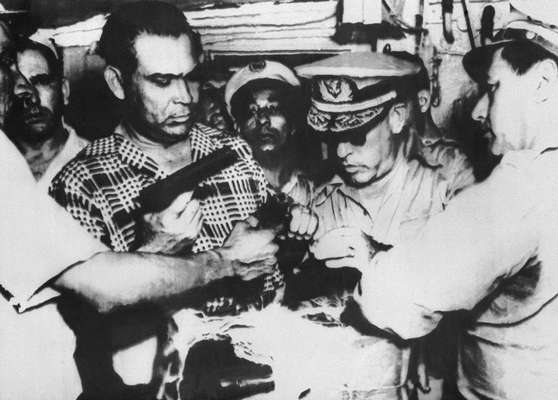 O então presidente Fulgêncio Batista inspeciona armas e munições apreendidas em Havana e supostamente ligadas à revolta liderada por Fidel. O governo cubano comemora nesta sexta-feira o 60º aniversário do assalto ao quartel Moncada, considerado o início da revolução no país. Em 26 de julho de 1953, o quartel, que fica em Santiago de Cuba, foi alvo da primeira, e fracassada, ação armada de Fidel Castro contra o ditador Fulgencio Bastista