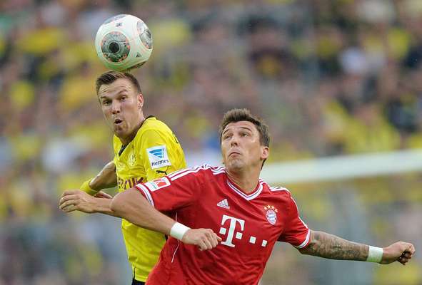 Em duelo neste sábado, o Borussia Dortmund venceu o Bayern de Munique por 4 a 2 e impôs a primeira derrota para Guardiola no comando da equipe de Munique, logo na primeira decisão do técnico espanhol no comando do Bayern