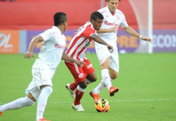 O Náutico conseguiu uma importante vitória na tarde deste domingo, pela nona rodada do Campeonato Brasileiro: a equipe bateu o Internacional por 3 a 0, ganhando a primeira na Arena Pernambuco e deixando a zona de rebaixamento