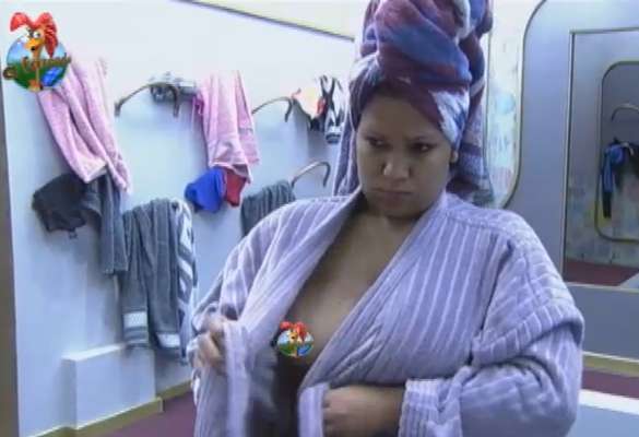 Ao trocar de roupa, Yani mostrou demais em frente ao espelho
