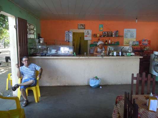 O sotaque logo entrega: Eduardo Gomes de Moura, 50 anos (à esquerda), é um forasteiro no Tocantins. Gaúcho de nascimento, morou por duas décadas em Pato Branco (PR), onde conheceu a mulher, Marisa Müller de Moura (à direita). Em São Valério, abriu um bar, que se tornou referência na passagem do Rally dos Sertões 2013 pela cidade