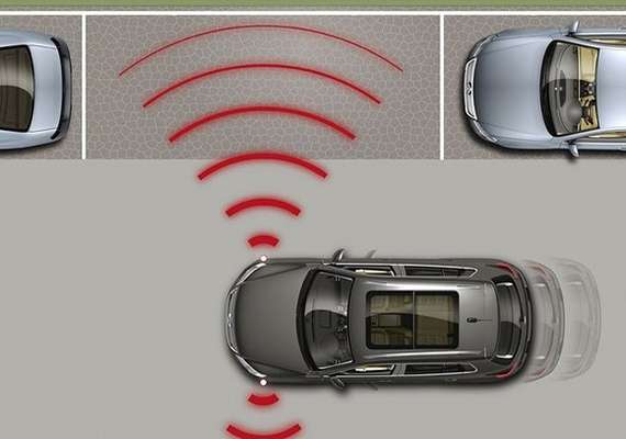 Sensores situados nos para-choques localizam um espaço compatível com o tamanho do automóvel