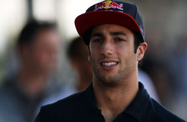 Daniel RicciardoApós a saída de Mark Webber da Red Bull, surgiram diversas especulações de quem seria o substituto. Mas a equipe preferiu escolher uma solução "caseira" e buscou na Toro Rosso a contratação do australiano Daniel Ricciardo, de apenas 24 anos. Veja a seguir a situação de outros pilotos no mercado.