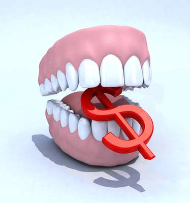 Para que o orçamento mensal não tenha nenhuma despesa extra, o ideal é investir na prevenção das doenças bucais. E isso pode ser feito facilmente em casa, por qualquer pessoa