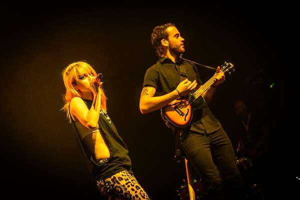 Os norte-americanos do Paramore, realizaram nesta terça-feira (30), show no Espaço das Américas, em São Paulo. Pontualmente às 21h30, o trio do Tennessee iniciou a apresentação com Moving On, com o vocal acompanhado apenas por um violão acústico