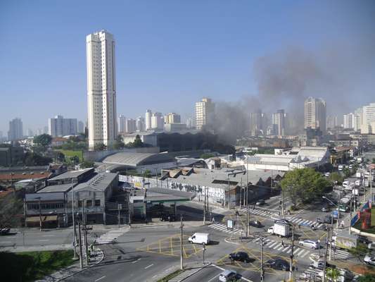 Incêndio atingiu prédio no final da manhã desta quarta-feira na Mooca