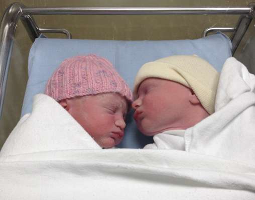 Poppy (esq.) e Parker Weekes são vistos em maternidade de Auckland após nascerem na quarta-feira