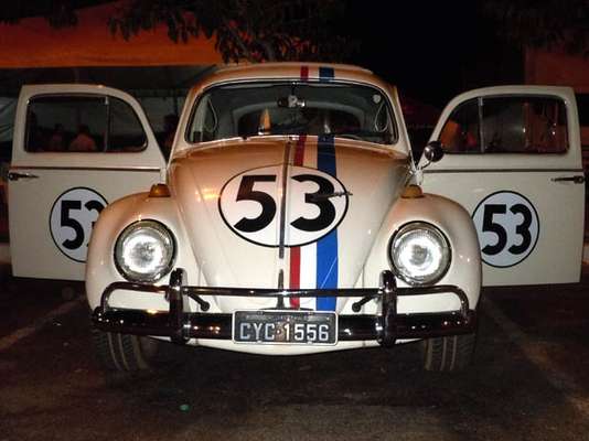 Nesta quarta-feira, apesar da presença de alguns dos mais potentes carros, motos, quadriciclos, caminhões e UTVs das competições off road internacionais, muita gente parou para tirar foto com um simpático VW Fusca que estava estacionado no local