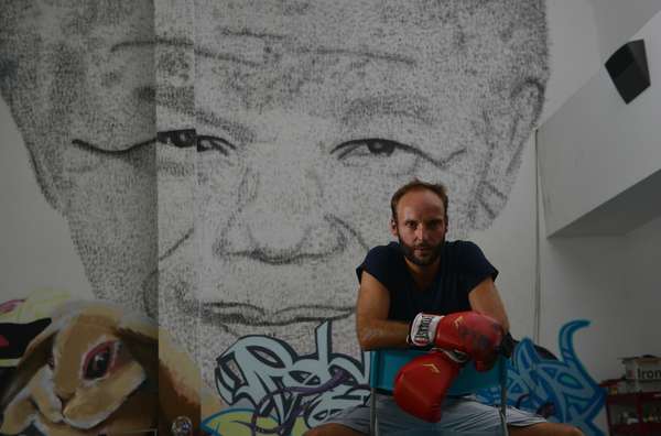 La vida del expresidente sudafricano Nelson Mandela, líder de la lucha contra el apartheid, ha inspirado a artistas de todo el mundo. El belga Phil Akashi rindió tributo a Mandela pintando un retrato con 27.000 golpes usando un guante de boxeo.