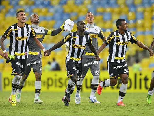 Jogando no Maracanã, o Botafogo bateu o Vitória por 2 a 0 e assumiu a liderança do Campeonato Brasileiro na 10ª rodada; veja