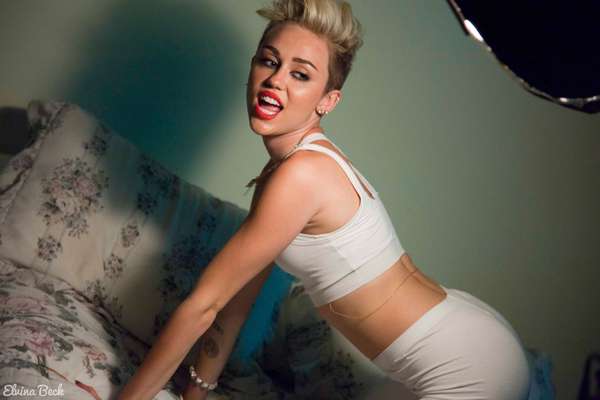 Miley Cyrus começou sua carreira como estrela-mirim da Disney e se transformou em cantora pop envolvida em polêmicas com drogas, fotos na internet e brigas públicas com paparazzi. Veja fotos da cantora!