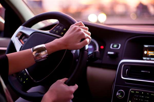 Para facilitar a vida do motorista, carros são equipados com direção hidráulica, elétrica e eletrohidráulica