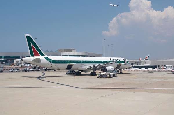 O aeroporto internacional de Roma - Leonardo da Vinci, também conhecido como Aeroporto Fiumicino, é o mais movimentado aeroporto da Itália. Passageiros que embarcam com destino ao exterior, precisam pagar uma taxa de 218,82 euros, equivalente a R$ 652,08.