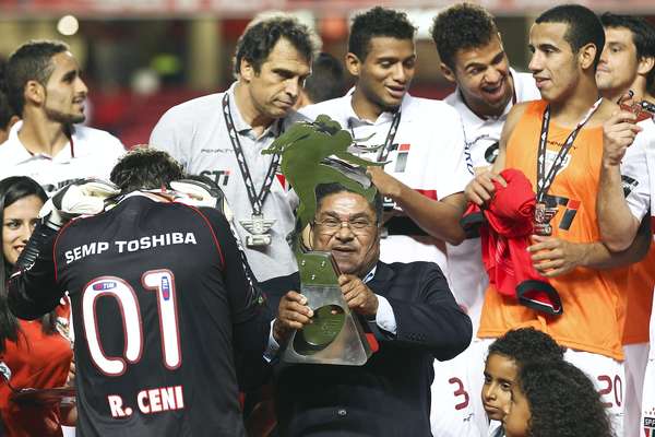 Com taça entregue por Eusébio, São Paulo comemorou torneio amistoso disputado contra o Benfica e que marcou a primeira vitória depois de 14 jogos