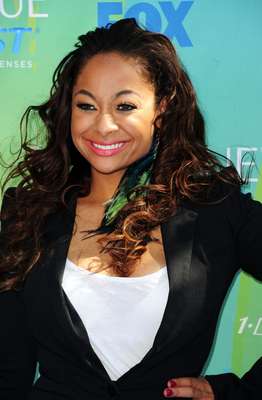 Agosto de 2013 - Raven-Symoné, protagonista de 'As Visões de Raven', assumiu ser lésbica. "Eu finalmente posso me casar! Yay, governo! Estou tão orgulhosa de você", escreveu Raven no Twitter, fazendo referência a uma decisão da Suprema Corte, que permitiu que o governo federal dos Estados Unidos reconhecesse o casamento entre pessoas do mesmo sexo