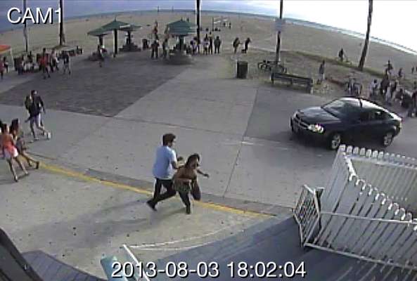 Imagens de uma câmera de segurança mostram momento que carro invade a calçada em Venice Beach, famosa praia do sul da Califórnia