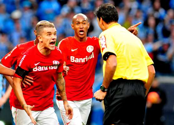Em clássico polêmico e cheio de expulsões, Grêmio e Internacional ficaram no 1 a 1 no primeiro Gre-Nal da Arena tricolor