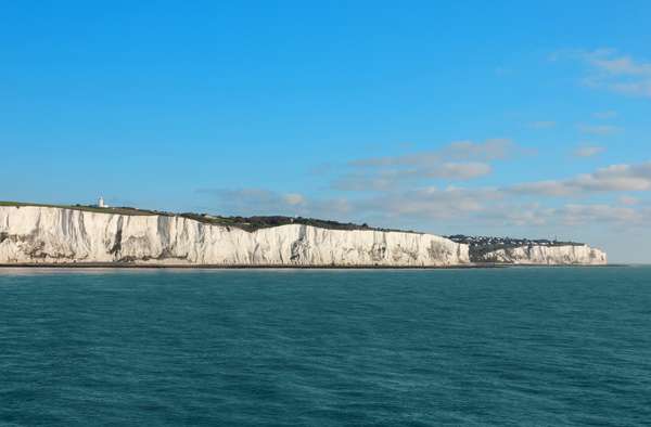 A cidade de Dover, na Inglaterra, é conhecida por seus incríveis Penhascos Brancos, que tomam conta da paisagem