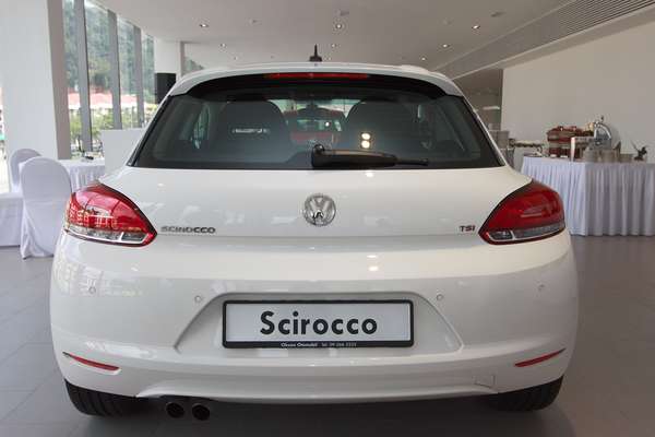 Carros brancos precisam de atenção na exposição ao sol. É recomendável guardar o carro em local coberto